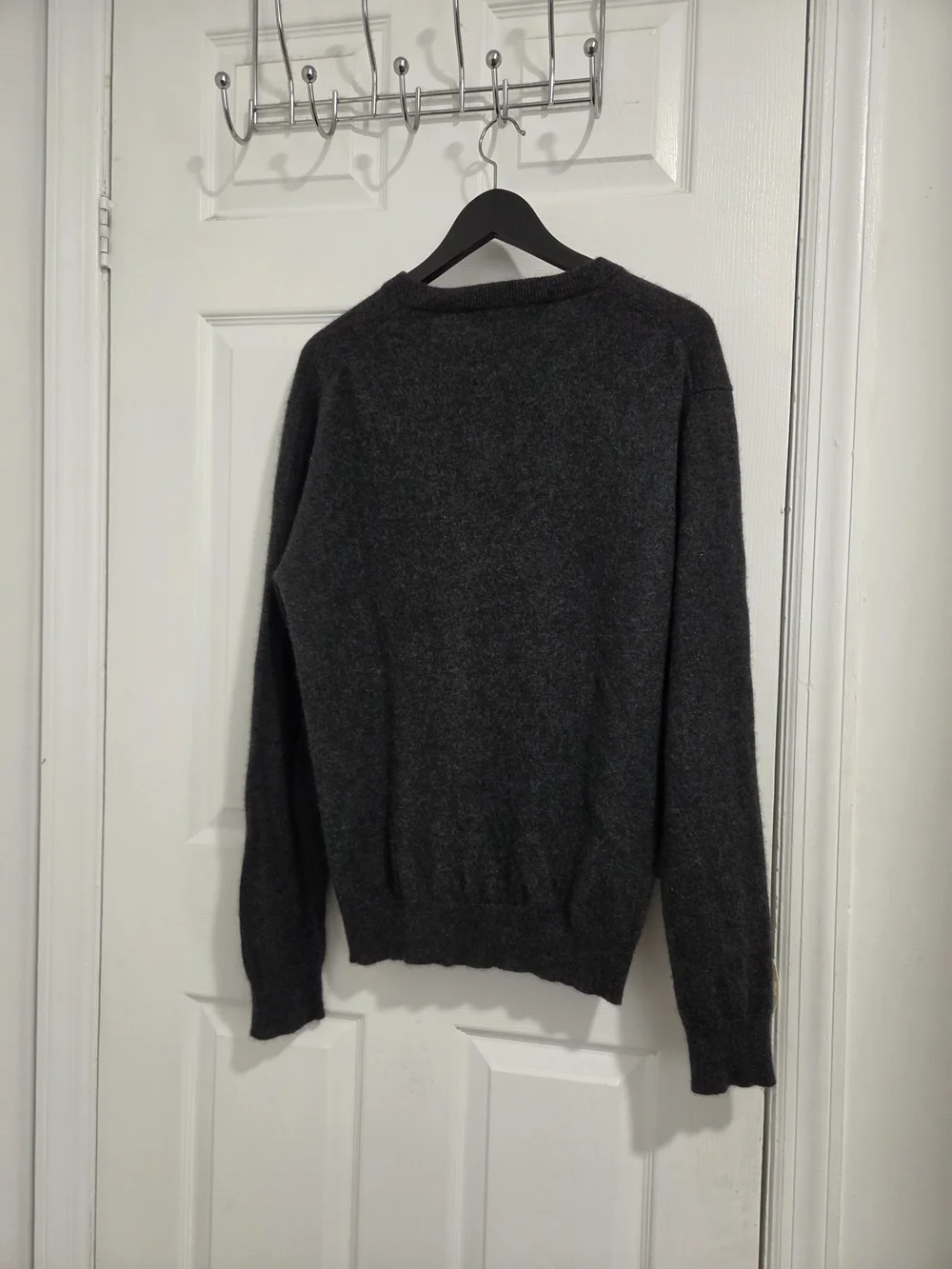 Qi New York Men's Charcoal V-Neck Sweater - Classic Knit